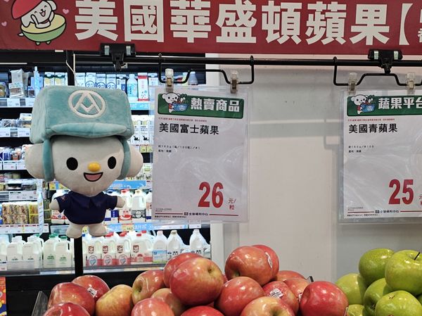 隔壁超市就有賣華盛頓富士蘋果。有大小各種規格可選。