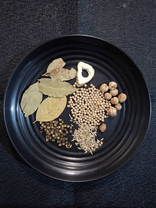 準備白色香料：白芷、白胡椒、白荳蔻、月桂葉、青花椒、小茴香，裝入紗布袋中