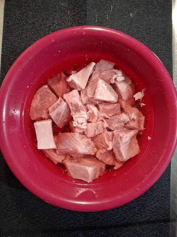 牛肉切塊、浸泡冷水2小時，去除血水