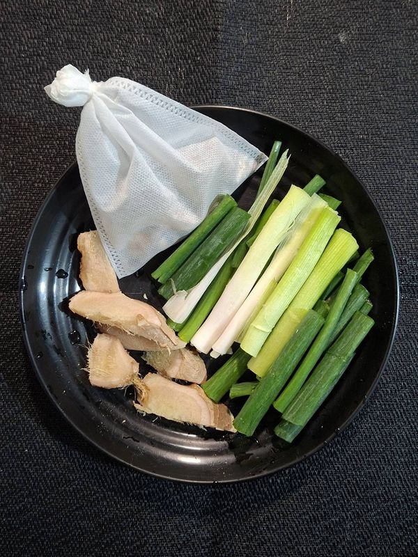 準備蔥段、薑片