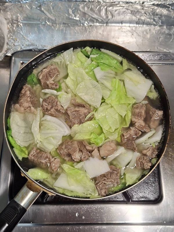 加入牛肉高湯中燉煮