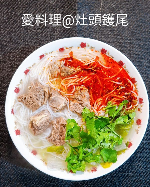 另起一鍋，把米線燙熟，加入煮好的白菜牛肉湯，淋上油潑辣子，撒上蔥花、香菜即可