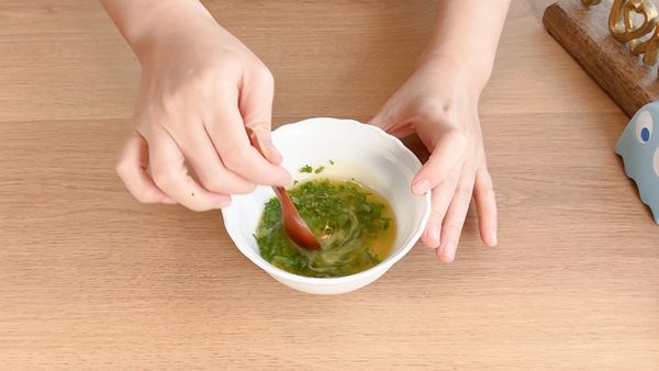 奶油以微波或隔水加熱融化後，加入蒜末、歐芹末、鹽、黑胡椒和檸檬汁攪拌均勻