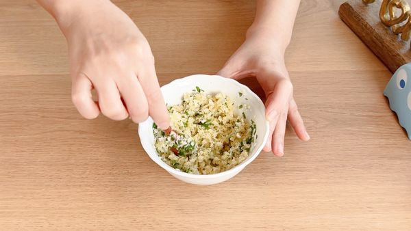 加入麵包粉攪拌，讓麵包粉均勻吸收蒜香香料奶油