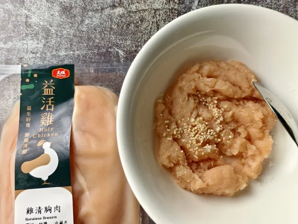 益活雞的雞吃的跟人類一樣好啊！吃益生菌，吃素食飼料，所以肉質鮮嫩，味道清甜，沒有腥味。

一般常吃的絞肉是豬肉（紅肉），但對長輩來說，雞胸肉（白肉）營養加值更高，蛋白質含量也更高。打成雞肉漿，方便牙口不好的長輩進食。