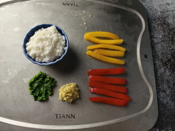 清雞胸肉沒有油脂，用健康養生的鬆軟山藥口感來代替肥豬油。山藥切丁末，不可以打成泥，會太黏稠太溼。蔥花和薑末要切碎一點，可以跟雞肉一起打成泥。

紅黃甜椒切一公分寬度。大概一種切5到6條，看紅黃甜體型長度而言。