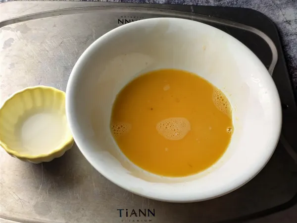 蛋皮用2顆紅心蛋，蛋皮想要煎的更黃，就用55克以上的蛋兩顆，一顆用全蛋，一顆只取蛋黃和1/2蛋白。或是三顆小雞蛋，兩顆用全蛋，一顆只取蛋黃。

蛋放入鹽打散。

1小匙麵粉放3小匙水攪拌，倒入蛋液攪拌，煎出來的蛋皮較平整有韌性。

蛋白一定要打散，不能打出太多氣泡，氣泡要撈起，氣泡太多蛋皮會有孔洞。