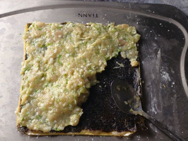 鋪上無鹽大海苔片，再把另一半的雞肉漿鋪平。