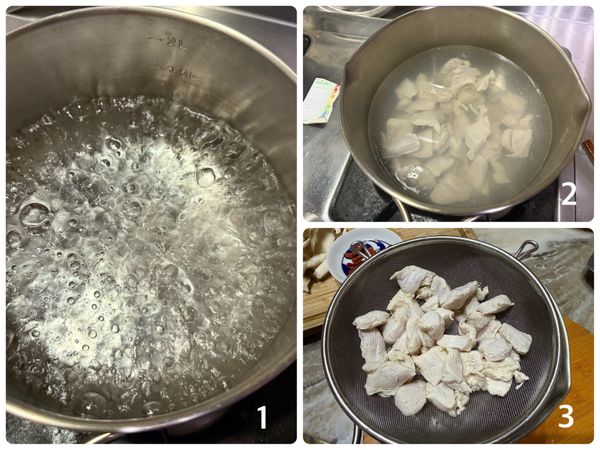 川燙雞胸
水滾後放入雞肉，表面變白立刻撈起備用（此處要快，避免雞肉過熟）