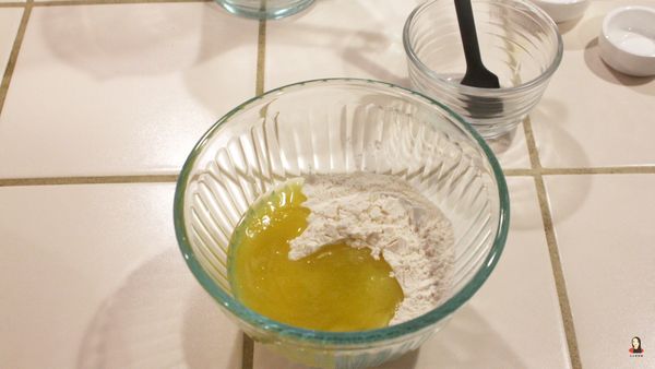 ●做油酥

攪拌盆中放入麵粉與油