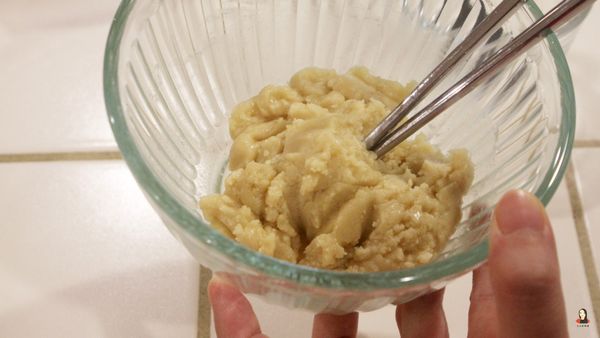 用筷子攪拌均勻備用