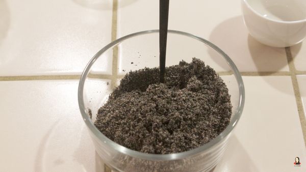 ●做內餡

紅豆口味：用現成的紅豆泥。
芝麻口味：在小碗中放入芝麻粉與糖，攪拌均勻備用