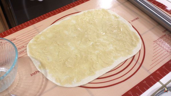 將油酥均勻塗開