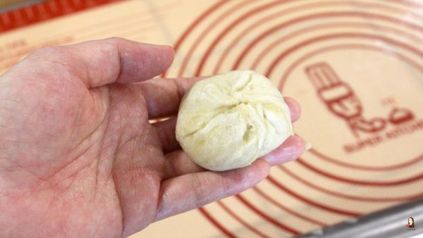 像包包子那樣一摺一摺把內餡包在裡面、將收口捏緊