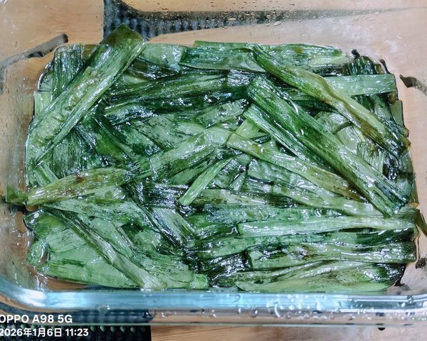 6分鐘後取出蔥油
將調味醬料加進來
攪拌攪拌備用