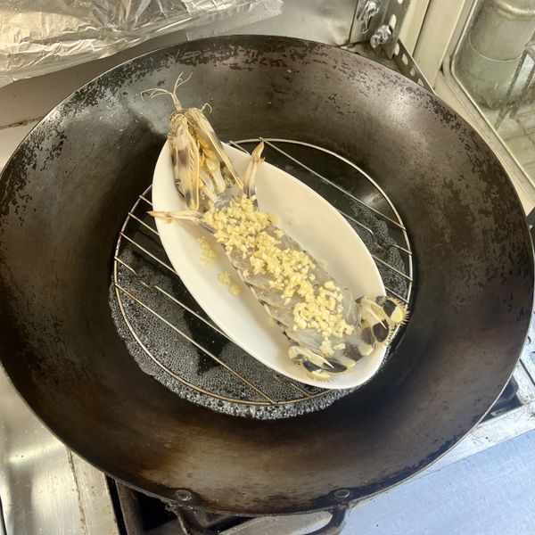 冷水起蒸鍋，水滾後放入螳螂蝦中火蒸約十五分鐘即可。