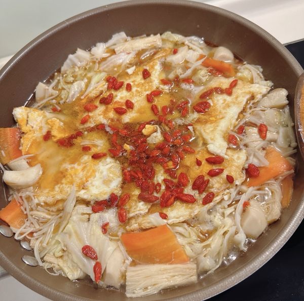 ·將4顆蛋煎好，放旁邊
·起油鍋倒入酪梨油先將薑片翻炒2分鐘
·放入洗好切好的高麗菜，加入蓋過菜的飲用水，放入金針菇
·再倒入米酒，蓋上鍋蓋，大約5-6分鐘 煮滾後，轉小火 加入少許的鹽，再用大湯匙倒入一大匙麻油 拌勻，灑上洗好的枸杞，小火稍微煮1分鐘  即可食用，這道湯拌上白飯 超級無敵好吃😋