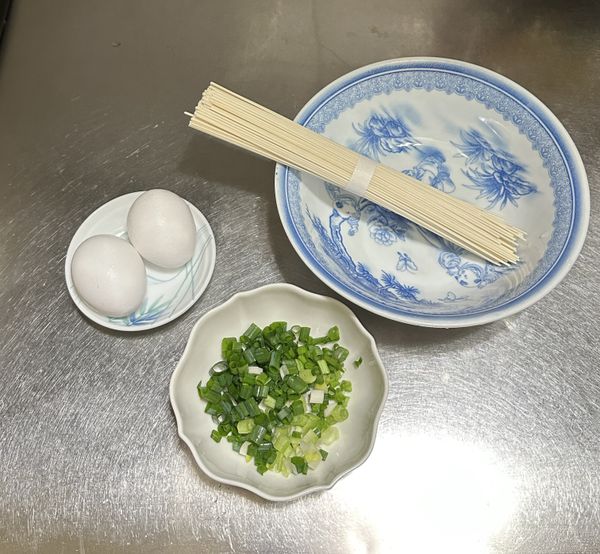 準備～一把麵、2顆蛋、蔥花
