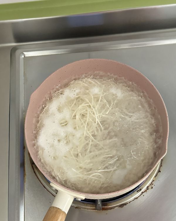 煮一鍋滾水，細麵下鍋湯3分鐘，撈起備用