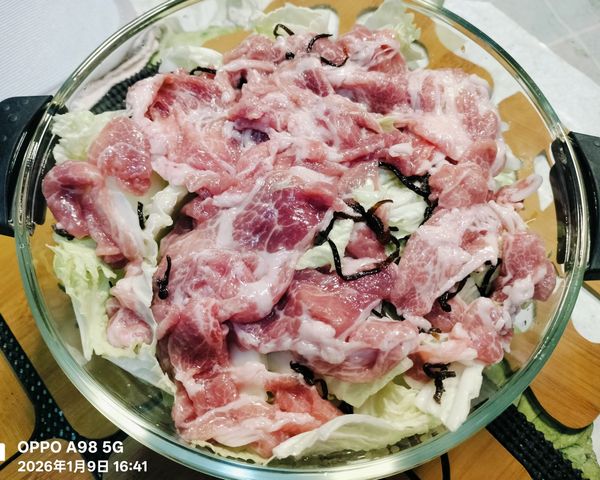 用微波容器依序放入
白菜、塩昆布、豚梅花肉片
蓋上蓋子放進微波爐裡加熱
600W/高火/8分鐘
