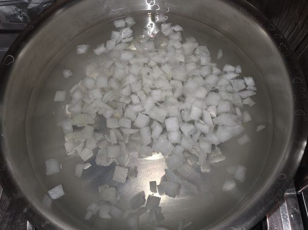 ▪︎煮一鍋水，冷水下洋蔥丁，煮到滾沸騰。