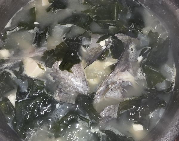 ▪︎洋蔥水滾，倒入味增水，在放入魚塊，豆腐，海帶芽，1匙米酒。
▪︎用中小火煮滾，若有浮沫，可撈除。
▪︎蓋上鍋蓋，約煮10分鐘。