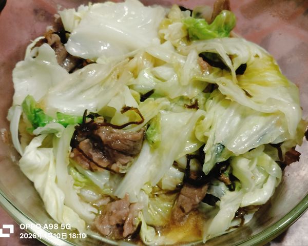 高麗菜舖底依序放入塩昆布、小羔羊肉
再撒些華味鳥調味料蓋上蓋子
放進微波加熱600W/高火/8分鐘
起鍋再加1茶匙的香油
或韓國不倒翁純芝麻油
攪拌均勻就可以享用小羔羊風味美食啦！