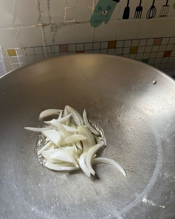 煮麵煮料水倒盆中備用，爆香