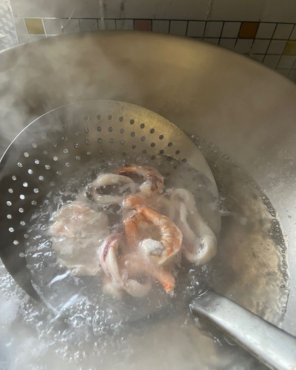 盛麵入碗公，料續煮