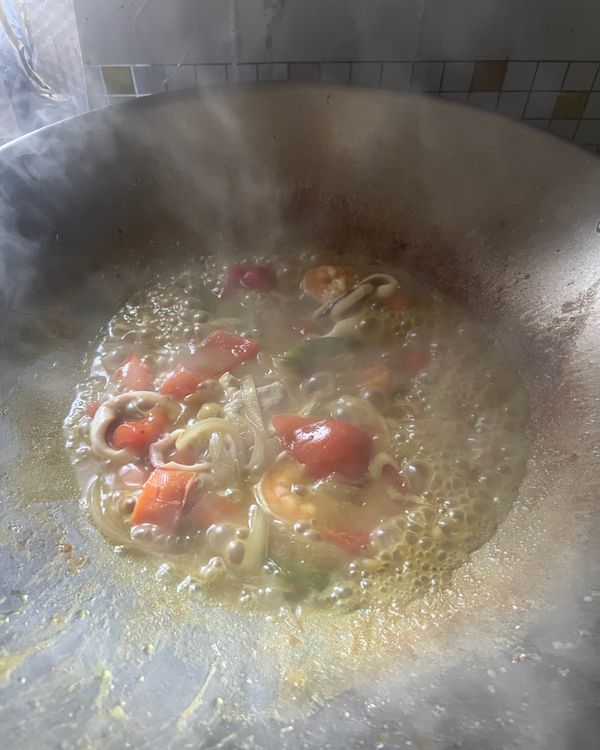 煮一些時間濃郁湯汁，海鲜料下煮