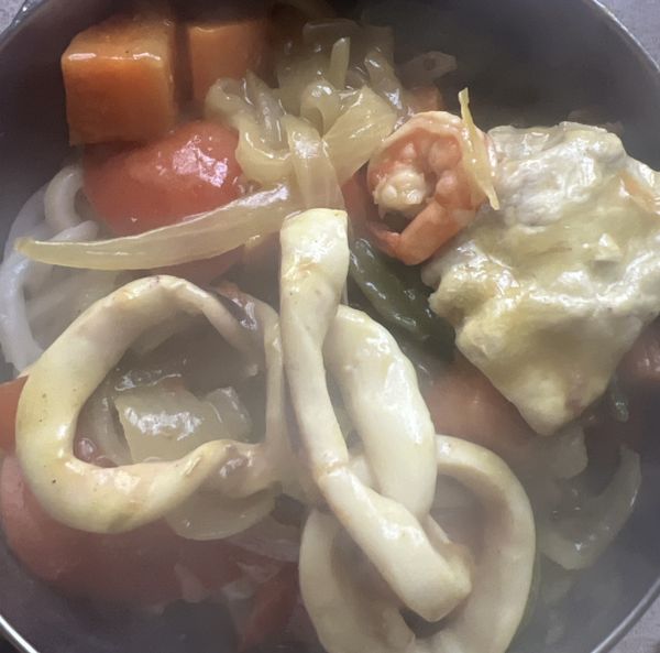 盛湯料入麵上，拌麵