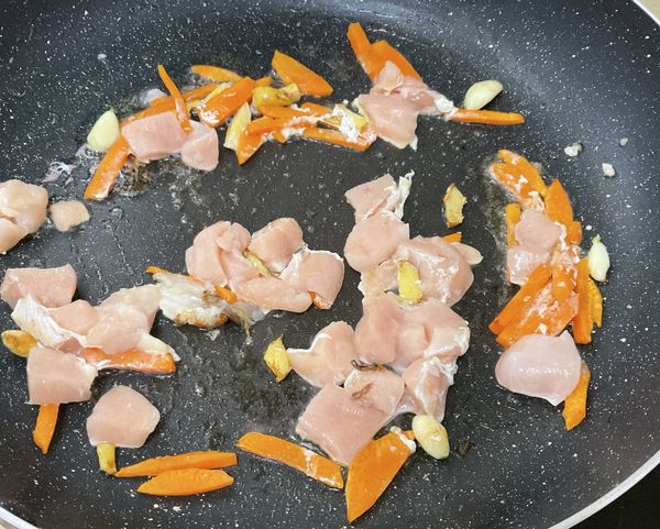 加入益活雞清胸肉塊炒至雞肉變色