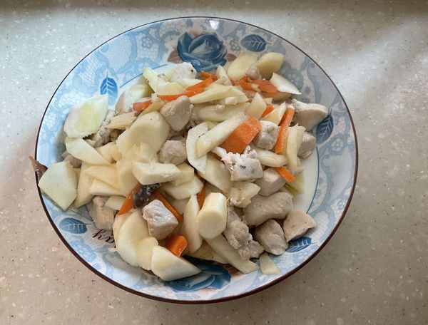 將所有炒好的食材混合均勻，盛盤享用。