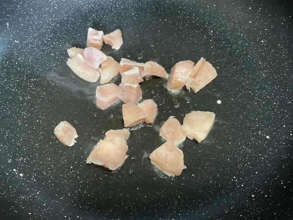 沙拉油先炒益活雞清胸肉丁，炒至微焦