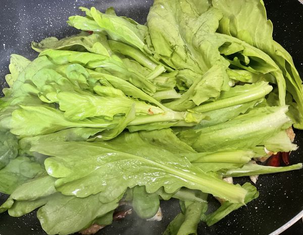 放入茼蒿菜一起炒