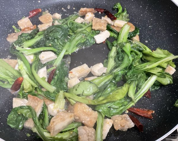將所有食材炒好炒熟就可以盛盤了！