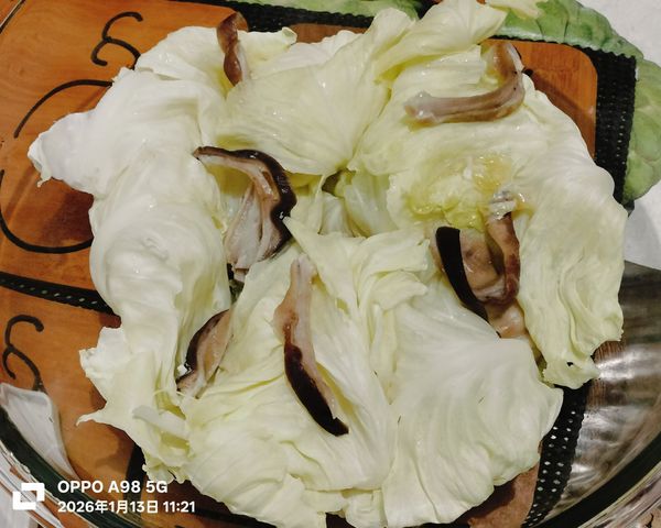 將蒜蓉、純芝麻油各一茶匙加進來
撒上黑胡椒粉及白芝麻粒
