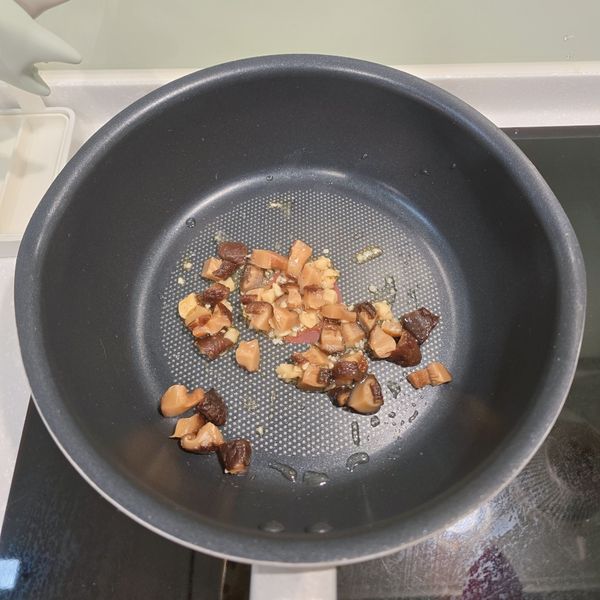 香菇跟蒜先炒香