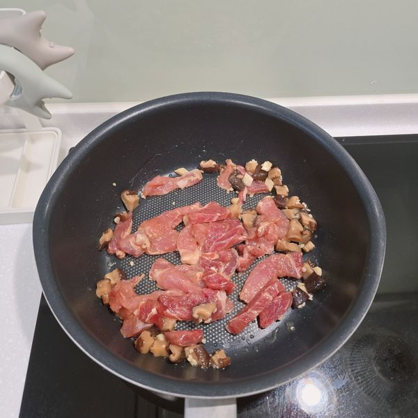 加入肉絲翻炒