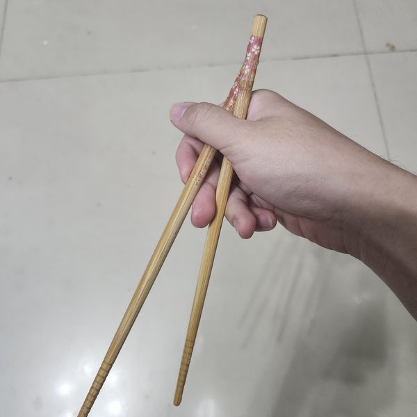 用筷子（一隻手指置於中間）容器傾斜並快速攪拌直到攪拌均勻