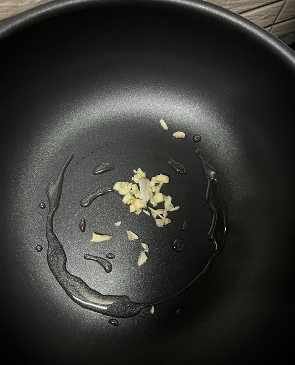 油先熱鍋，先下蒜頭爆香