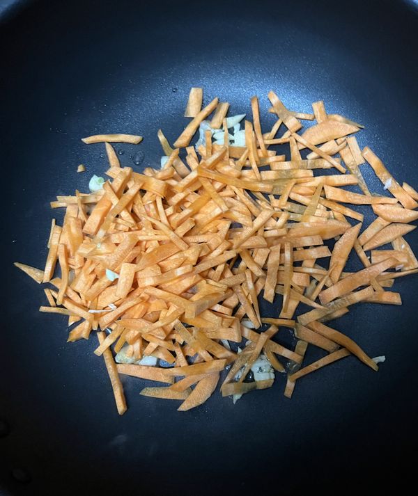 放入紅蘿蔔拌炒至有點熟