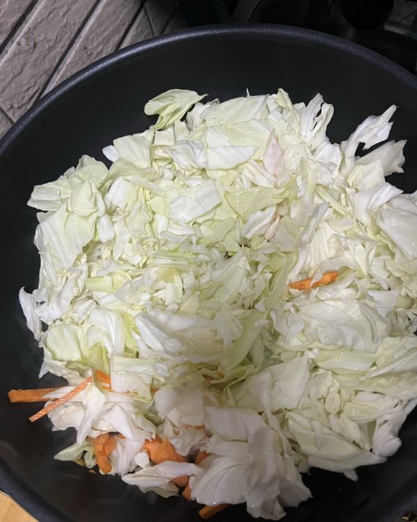 放入高麗菜拌炒至有點熟