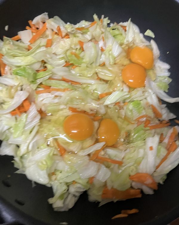倒入雞蛋拌炒