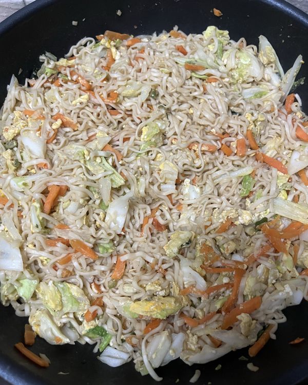 再加入泡麵拌炒均勻，收點湯汁就可以起鍋了