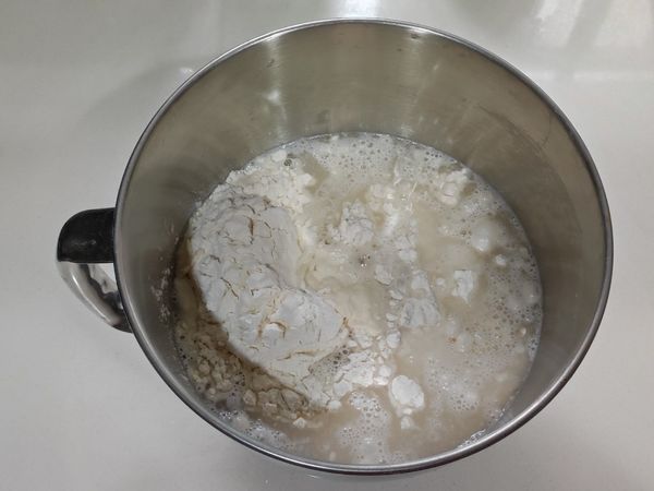 先將主麵糰的高筋麵粉和水攪勻