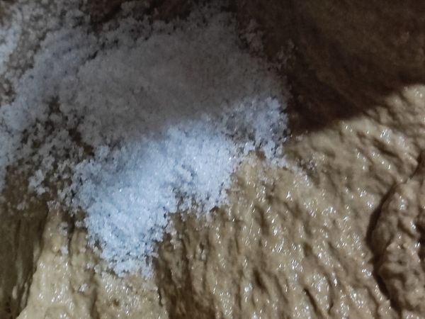加入鹽攪勻
(攪拌至用兩手撐開麵糰可呈薄膜狀)