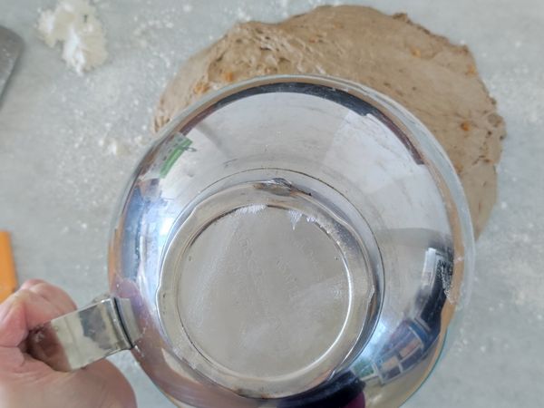 將麵糰倒扣在操作台上