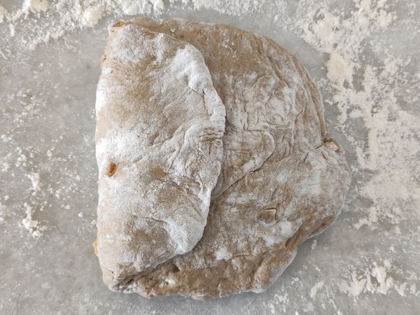 左邊麵糰往右折疊至麵糰1/3處