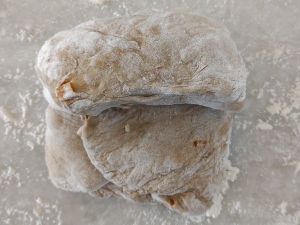 麵糰由上往下捲